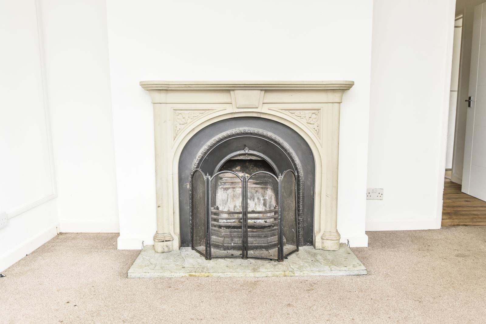 A LIVING ROOM FIREPL